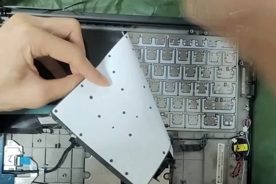 Keyboard Laptop Jual dan jasa ganti keyboard laptop yang rusak: tombol tidak berfungsi, karakter ganda saat ditekan, tidak bisa /keras susah ditekan, tertekan terus, beep berulang saat loading Windows, tidak bisa menyalakan atau mati mendadak untuk tipe tombol power menyatu dengan keyboard.